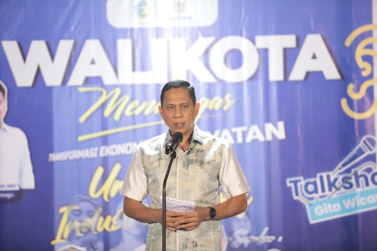 Wali Kota Kotamobagu, Weny Gaib saat menghadiri Talk Show Gita Wicara bertajuk “Wali Kota Mendengar” yang digelar di halaman Kampus Universitas Dumoga Kotamobagu (UDK), Kelurahan Kotobangon, Sabtu, 13 Juni 2026. (Foto: Humas)