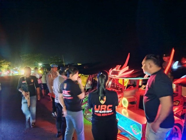 Tim Unit Reaksi Cepat (URC) Polres Pohuwato menghentikan kegiatan hiburan musik yang berlangsung hingga dini hari di Desa Maleo, Kecamatan Paguat, Kabupaten Pohuwato, Minggu, 14 Juni 2026. (Foto: Polisi)