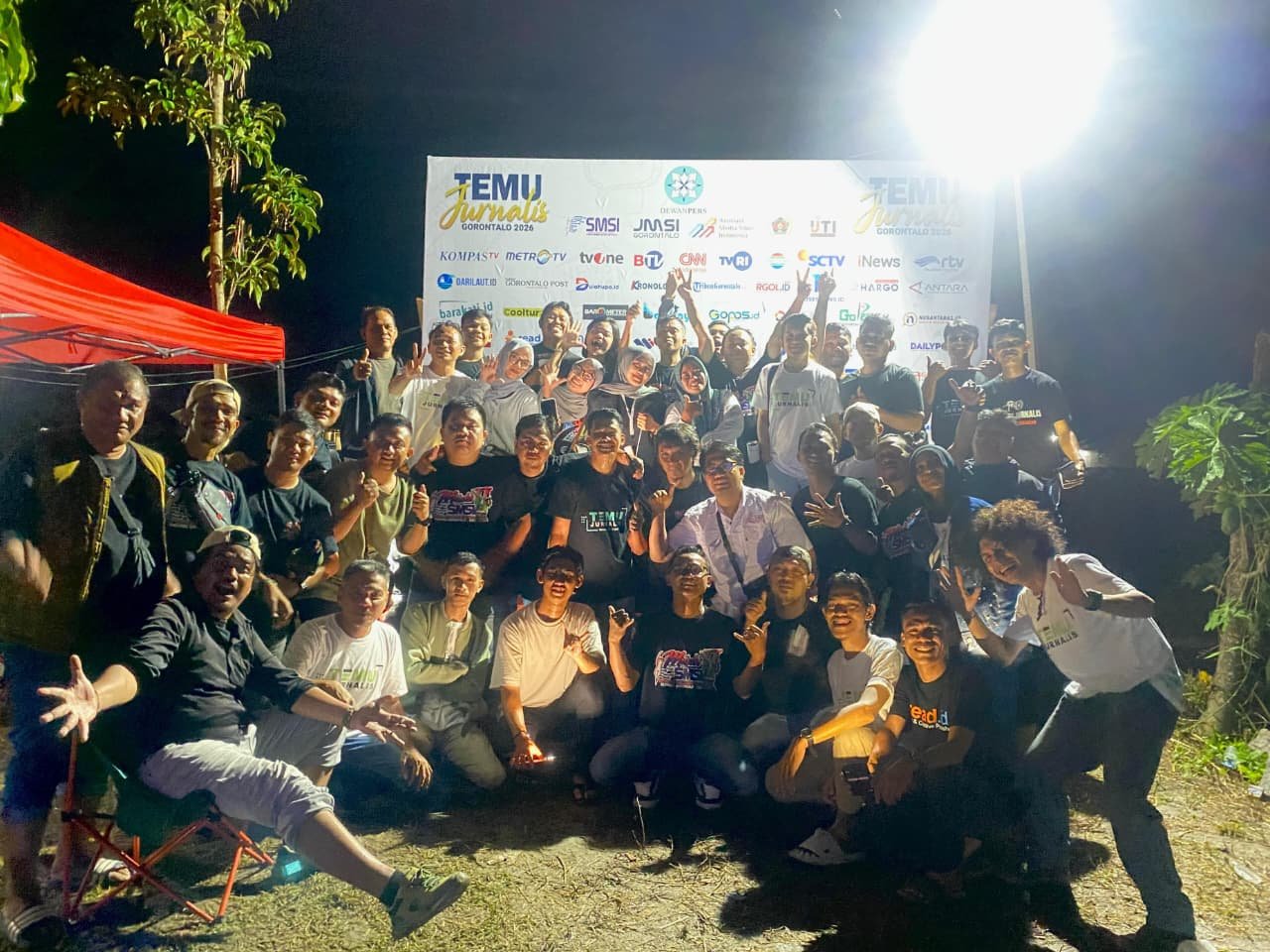 Sejumlah wartawan dari berbagai organisasi pers di Gorontalo berfoto bersama usai malam puncak Temu Jurnalis Gorontalo 2026 yang digelar di Kota Gorontalo, Sabtu (14/6/2026). Kegiatan tersebut menjadi ajang mempererat silaturahmi dan memperkuat kolaborasi antarinsan pers di daerah/Hibata.id