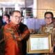 Wakil Wali Kota Kotamobagu, Rendy Virgiawan Mangkat, menerima langsung sertifikat penetapan Warisan Budaya Tak Benda tersebut dari Menteri Kebudayaan RI dalam sebuah agenda resmi di Provinsi Sulawesi Utara. (Foto: Humas)