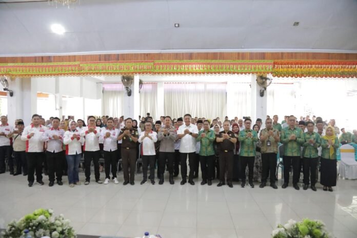 Wali Kota Kotamobagu, Weny Gaib, bersama dengan rombongan Kepala Kejaksaan Tinggi Sulawesi Utara, Jacob Hendrik Pattipeilohy. (Foto: Humas)