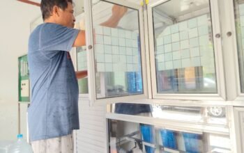 Abd. Rahman Baderan, pemilik usaha air minum isi ulang di Kelurahan Kayubulan yang berjarak sekitar 300 meter dari arena kegiatan. (Foto: Istw)