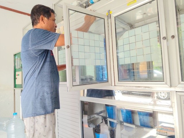Abd. Rahman Baderan, pemilik usaha air minum isi ulang di Kelurahan Kayubulan yang berjarak sekitar 300 meter dari arena kegiatan. (Foto: Istw)