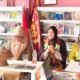 Bunda PAUD Buton Tengah Umi Noranah Azhari mengunjungi Pojok Literasi Desa Napa dan mengajak masyarakat membangun budaya membaca sejak usia dini/Hibata.id