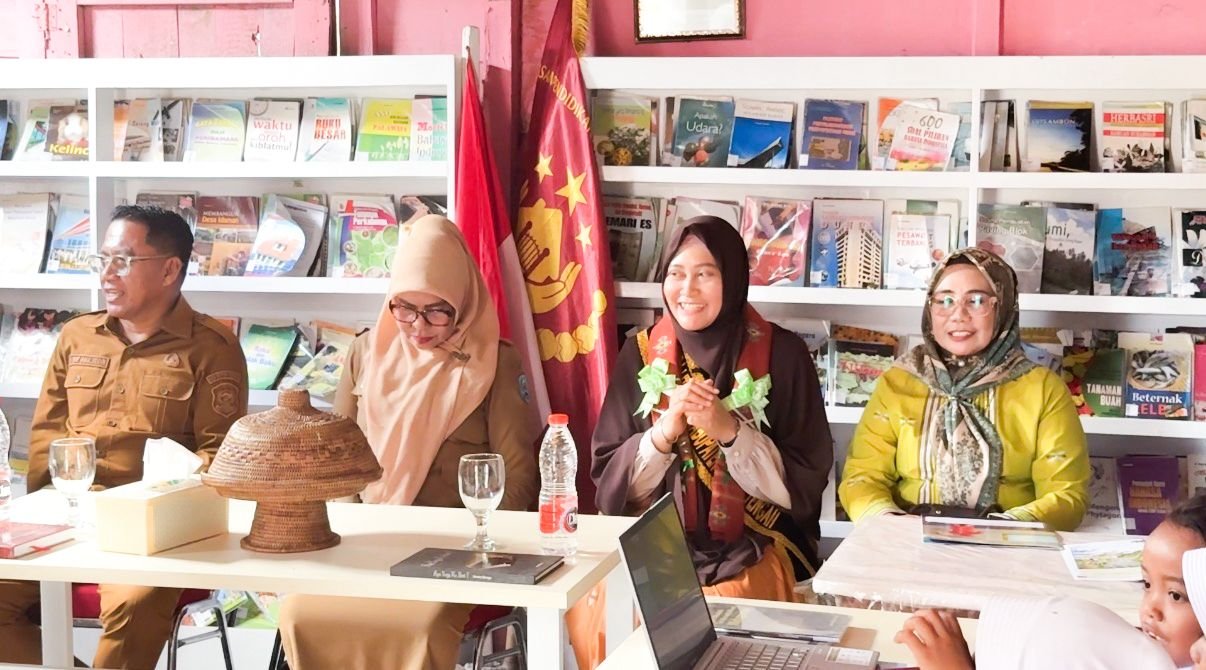 Bunda PAUD Buton Tengah Umi Noranah Azhari mengunjungi Pojok Literasi Desa Napa dan mengajak masyarakat membangun budaya membaca sejak usia dini/Hibata.id
