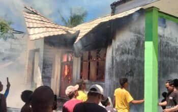 Warga Desa Padang Induk dan sekitarnya bergotong royong memadamkan kobaran api dengan peralatan seadanya. (Foto: Istw)