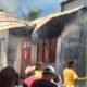Warga Desa Padang Induk dan sekitarnya bergotong royong memadamkan kobaran api dengan peralatan seadanya. (Foto: Istw)