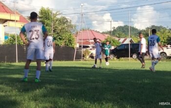 Laga persahabatan antara Pemkab Bolmut FC dan Pemerintah Kecamatan Bintauna United di Lapangan Farm Mini Soccer, Desa Pimpi, Selasa sore. (Foto: Istw)