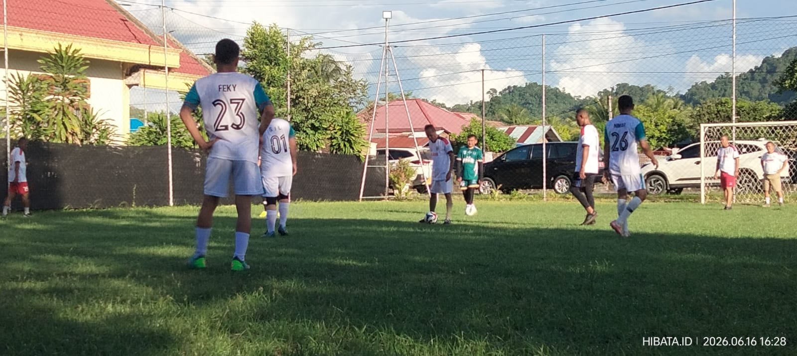 Laga persahabatan antara Pemkab Bolmut FC dan Pemerintah Kecamatan Bintauna United di Lapangan Farm Mini Soccer, Desa Pimpi, Selasa sore. (Foto: Istw)