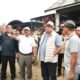 Bupati Boalemo Rum Pagau bersama Wakil Bupati Lahmudin Hambali mendampingi Anggota DPR RI Rahmat Gobel dalam kegiatan panen raya pedet sapi hasil program inseminasi buatan (IB) di Desa Bongo Nol, Kecamatan Paguyaman, Kabupaten Boalemo, Senin, 15 Juni 2026. (Foto:n Humas)