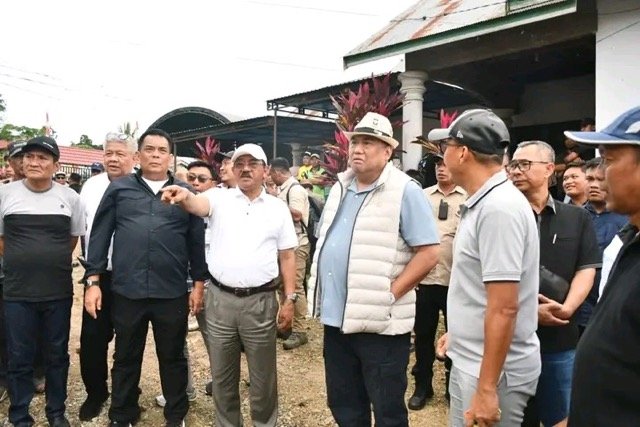 Bupati Boalemo Rum Pagau bersama Wakil Bupati Lahmudin Hambali mendampingi Anggota DPR RI Rahmat Gobel dalam kegiatan panen raya pedet sapi hasil program inseminasi buatan (IB) di Desa Bongo Nol, Kecamatan Paguyaman, Kabupaten Boalemo, Senin, 15 Juni 2026. (Foto:n Humas)