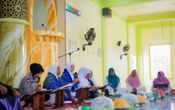 Ketua Tim Penggerak PKK Kabupaten Buton Tengah (Buteng) sekaligus Ketua Badan Kontak Majelis Taklim (BKMT) Buton Tengah, Umi Noranah Azhari saat enghadiri kegiatan zikir dan doa bersama dalam rangka menyambut Tahun Baru Islam 1 Muharram 1448 Hijriah di Masjid Al-Ikhsan, Kelurahan Watulea, Selasa, 16 Juni 2026. (Foto: Humas)