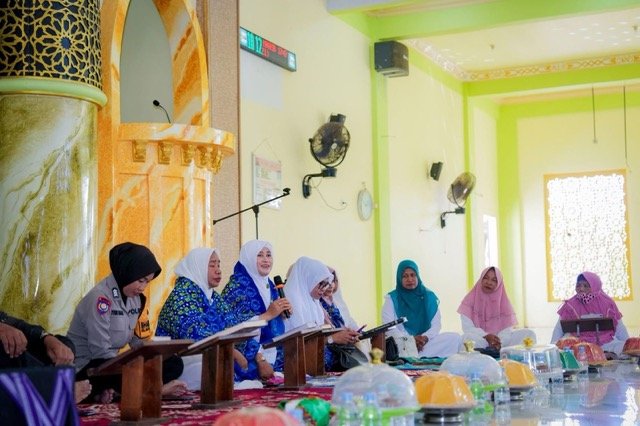 Ketua Tim Penggerak PKK Kabupaten Buton Tengah (Buteng) sekaligus Ketua Badan Kontak Majelis Taklim (BKMT) Buton Tengah, Umi Noranah Azhari saat enghadiri kegiatan zikir dan doa bersama dalam rangka menyambut Tahun Baru Islam 1 Muharram 1448 Hijriah di Masjid Al-Ikhsan, Kelurahan Watulea, Selasa, 16 Juni 2026. (Foto: Humas)