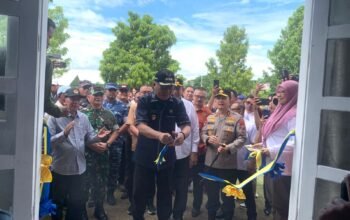 Gusnar Beri Kehormatan kepada Sofyan Puhi Resmikan Media Center PENAS XVII