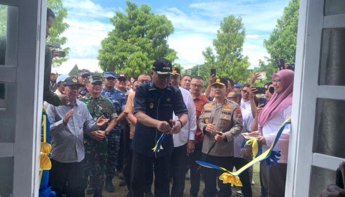 Gusnar Beri Kehormatan kepada Sofyan Puhi Resmikan Media Center PENAS XVII