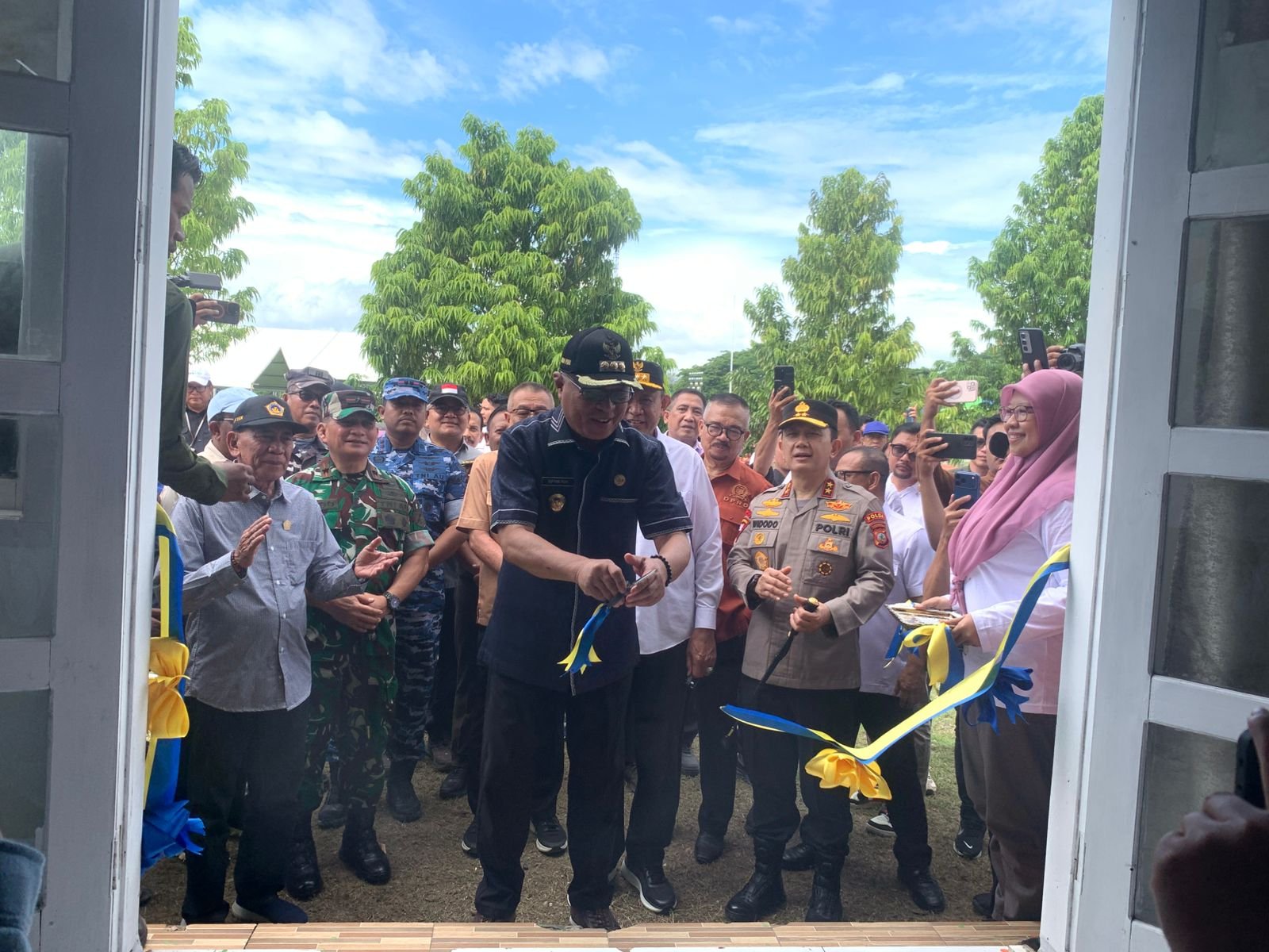 Bupati Gorontalo Sofyan Puhi bersama Gubernur Gorontalo Gusnar Ismail saat meresmikan Media Center Pekan Nasional (PENAS) Petani dan Nelayan XVII di Kabupaten Gorontalo/Hibata.id