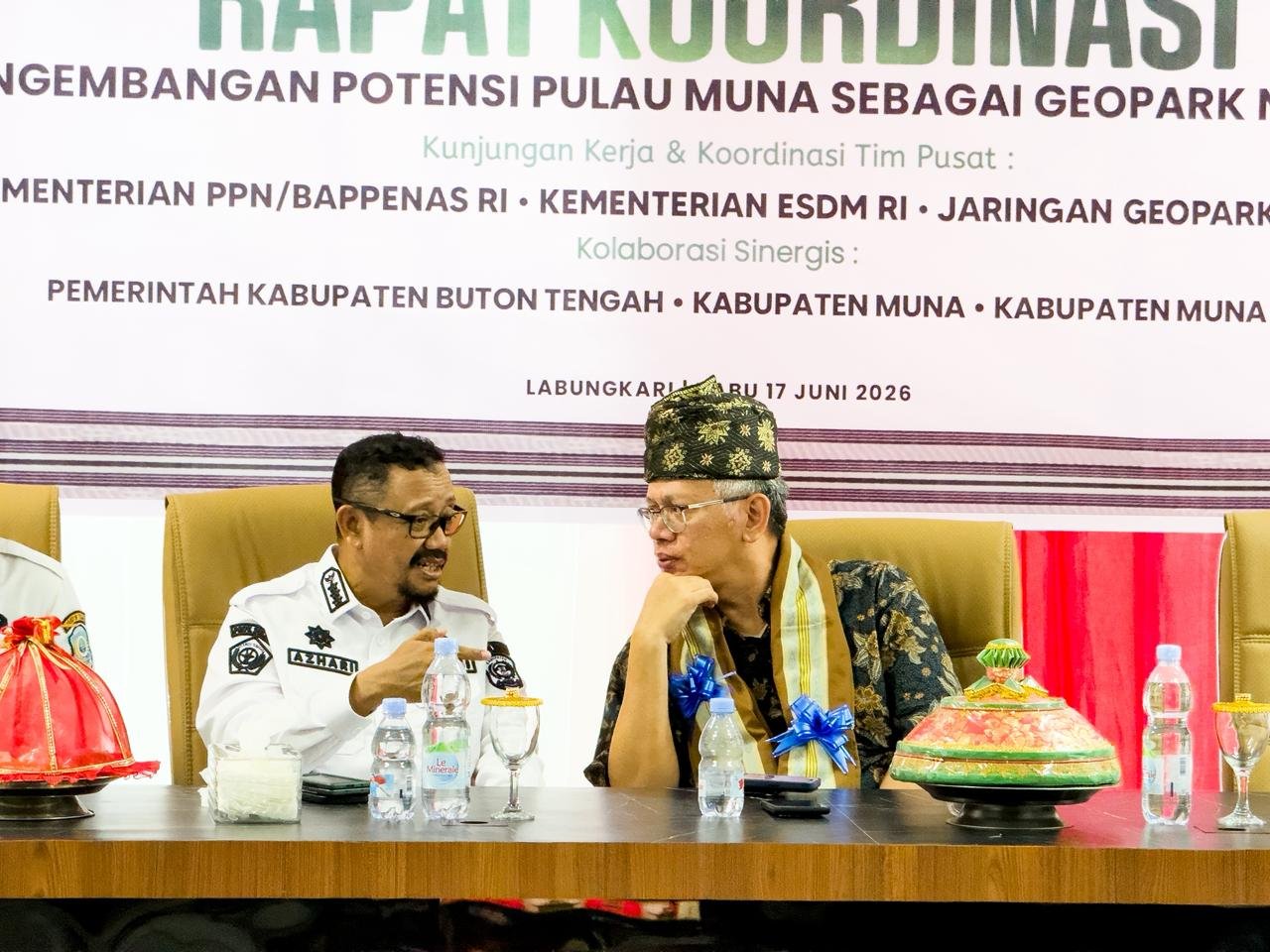 Tiga kepala daerah di Jazirah Muna menyatukan langkah memperjuangkan Pulau Muna menjadi Geopark Nasional. Kawasan karst, gua bawah tanah, dan potensi wisata alam dinilai layak menuju pengakuan nasional hingga UNESCO/Hibata.id