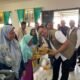 PENYALURAN BANTUAN PANGAN. Direktur Perum Bulog Letjen TNI (Purn) Ahmad Rizal Ramdhani (tengah) menyerahkan bantuan pangan kepada warga penerima manfaat di Desa Tabongo Timur, Kabupaten Gorontalo, Kamis (18/6/2026)/Hibata.id
