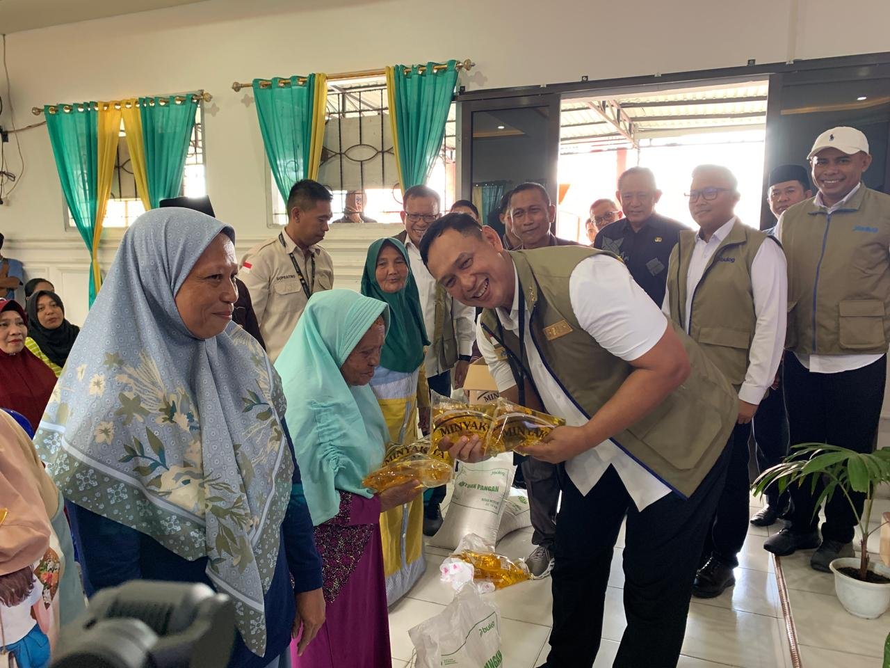 PENYALURAN BANTUAN PANGAN. Direktur Perum Bulog Letjen TNI (Purn) Ahmad Rizal Ramdhani (tengah) menyerahkan bantuan pangan kepada warga penerima manfaat di Desa Tabongo Timur, Kabupaten Gorontalo, Kamis (18/6/2026)/Hibata.id