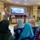 PENYALURAN BANTUAN PANGAN. Direktur Perum Bulog Letjen TNI (Purn) Ahmad Rizal Ramdhani (tengah) menyerahkan bantuan pangan kepada warga penerima manfaat di Desa Tabongo Timur, Kabupaten Gorontalo, Kamis (18/6/2026)/Hibata.id