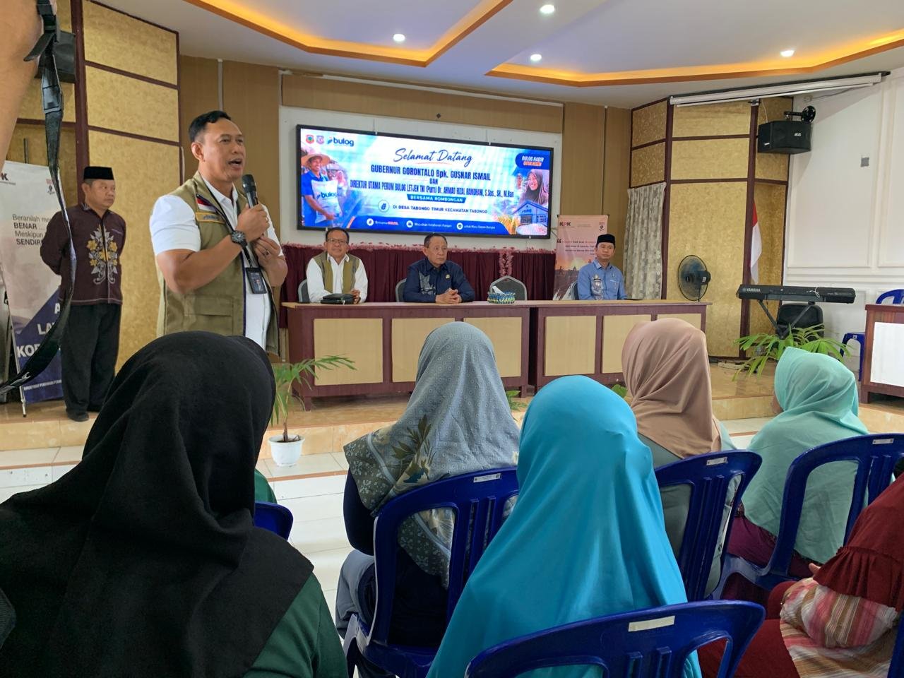 PENYALURAN BANTUAN PANGAN. Direktur Perum Bulog Letjen TNI (Purn) Ahmad Rizal Ramdhani (tengah) menyerahkan bantuan pangan kepada warga penerima manfaat di Desa Tabongo Timur, Kabupaten Gorontalo, Kamis (18/6/2026)/Hibata.id