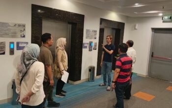 General Manager FOX Hotel Gorontalo, Rizky Corleon, melakukan pengecekan fasilitas hotel sebagai bagian dari persiapan menyambut pelaksanaan PENAS XVII Petani dan Nelayan Tahun 2026 di Gorontalo. FOTO: Istimewa/Hibata.id