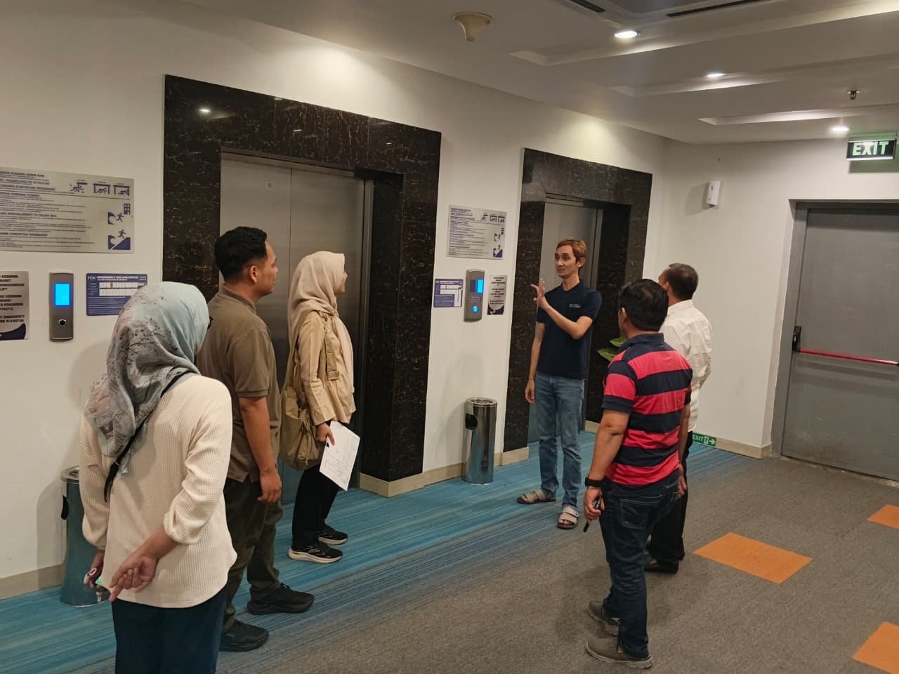 General Manager FOX Hotel Gorontalo, Rizky Corleon, melakukan pengecekan fasilitas hotel sebagai bagian dari persiapan menyambut pelaksanaan PENAS XVII Petani dan Nelayan Tahun 2026 di Gorontalo. FOTO: Istimewa/Hibata.id