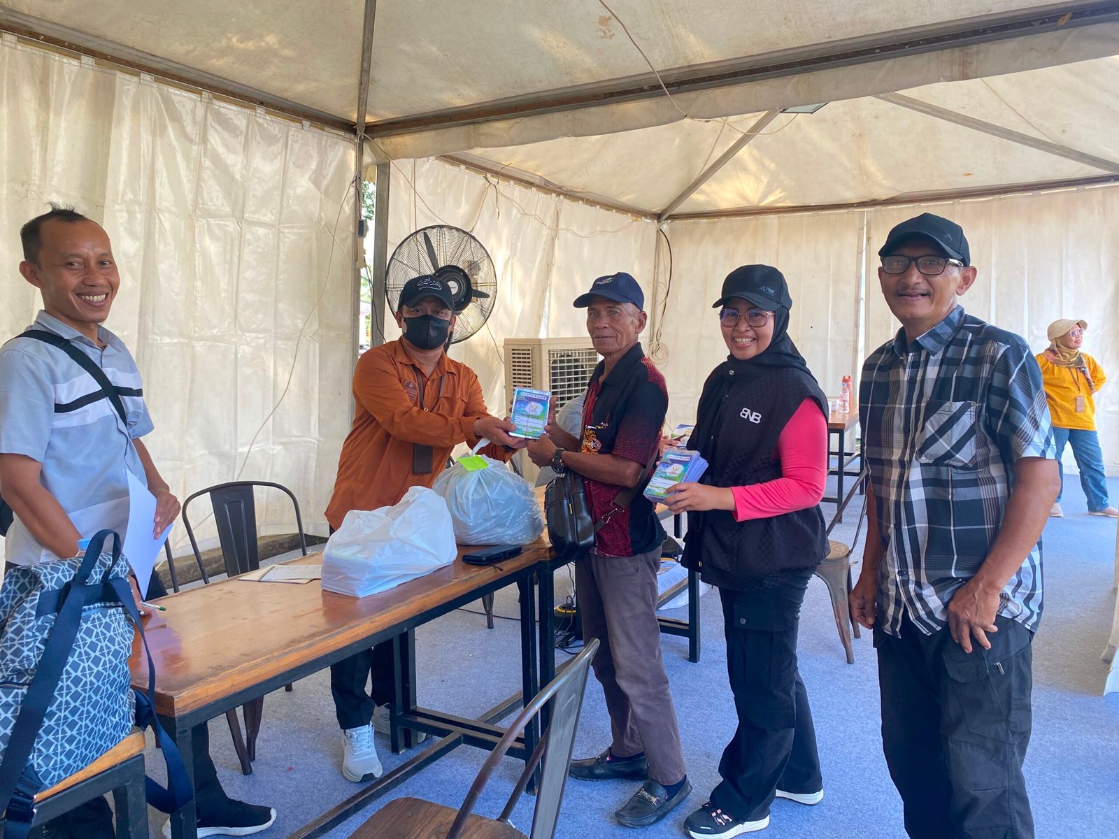 Petugas panitia melayani registrasi peserta Pekan Nasional (PENAS) Petani dan Nelayan XVII di Gorontalo, Kamis (18/6/2026). Registrasi dilakukan untuk verifikasi data dan distribusi identitas peserta yang datang dari berbagai provinsi menjelang pembukaan PENAS XVII/Hibata.id