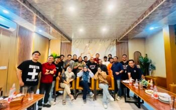 Ketua Komisi I DPRD Kabupaten Bone Bolango, Rakhmatiyah Deu, berbincang dengan sejumlah jurnalis dalam kegiatan silaturahmi dan diskusi mengenai peran media sebagai mitra strategis pemerintah dan DPRD di Zarona Coffee & Eatery, Gorontalo, Kamis (18/6/2026)/Hibata.id