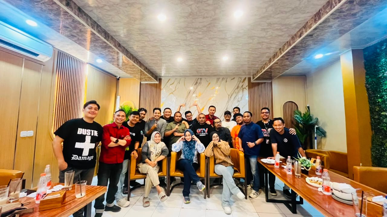 Ketua Komisi I DPRD Kabupaten Bone Bolango, Rakhmatiyah Deu, berbincang dengan sejumlah jurnalis dalam kegiatan silaturahmi dan diskusi mengenai peran media sebagai mitra strategis pemerintah dan DPRD di Zarona Coffee & Eatery, Gorontalo, Kamis (18/6/2026)/Hibata.id