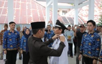 Wali Kota Kotamobagu, Weny Gaib, melantik Junaidi Simbala sebagai Penjabat Sangadi Desa Moyag Tampoan. (Foto: Humas)