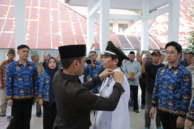 Wali Kota Kotamobagu, Weny Gaib, melantik Junaidi Simbala sebagai Penjabat Sangadi Desa Moyag Tampoan. (Foto: Humas)