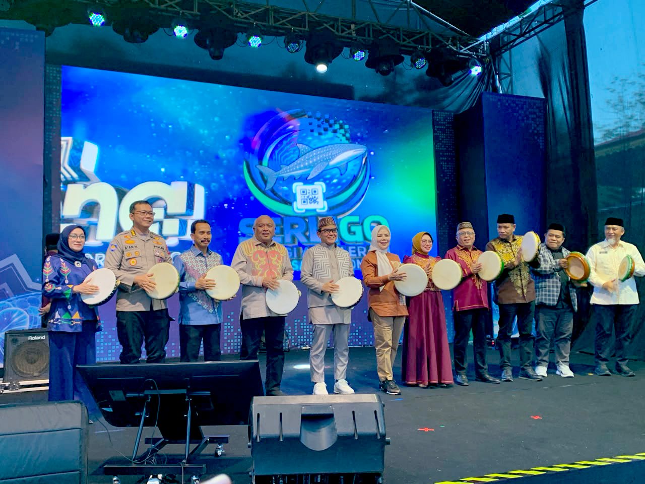 Kepala Perwakilan Bank Indonesia Provinsi Gorontalo Bambang Satya Permana bersama para pemangku kepentingan saat pembukaan PESONA SERLIGO 2026 di Taman Budaya Limboto, Kabupaten Gorontalo, Jumat (19/6/2026). Kegiatan yang menjadi bagian dari dukungan terhadap PENAS KTNA XVII Tahun 2026 tersebut menghadirkan kampung kuliner halal, promosi UMKM, serta edukasi ekonomi syariah dan digitalisasi keuangan/Hibata.id