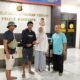 Drama dompet hilang berakhir damai. Korban dan terduga pelaku berjabat tangan setelah seluruh barang yang sempat hilang berhasil ditemukan dan dikembalikan utuh kepada pemiliknya/Hibata.id