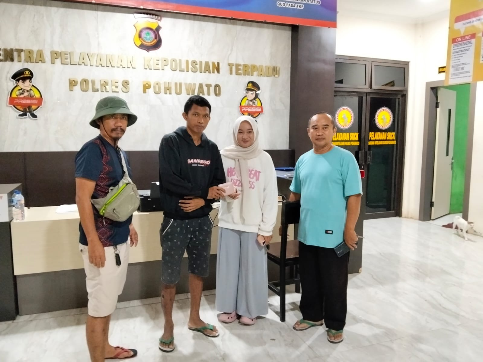 Drama dompet hilang berakhir damai. Korban dan terduga pelaku berjabat tangan setelah seluruh barang yang sempat hilang berhasil ditemukan dan dikembalikan utuh kepada pemiliknya/Hibata.id