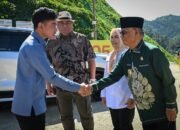 Wakil Presiden RI Gibran Rakabuming Raka berjabat tangan dengan Bupati Bone Bolango Ismet Mile saat meninjau proyek pembangunan Bendungan Bulango Ulu di Kabupaten Bone Bolango, Gorontalo, Jumat (19/6/2026)/Hibata.id