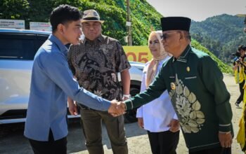 Wakil Presiden RI Gibran Rakabuming Raka berjabat tangan dengan Bupati Bone Bolango Ismet Mile saat meninjau proyek pembangunan Bendungan Bulango Ulu di Kabupaten Bone Bolango, Gorontalo, Jumat (19/6/2026)/Hibata.id