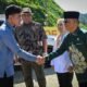 Wakil Presiden RI Gibran Rakabuming Raka berjabat tangan dengan Bupati Bone Bolango Ismet Mile saat meninjau proyek pembangunan Bendungan Bulango Ulu di Kabupaten Bone Bolango, Gorontalo, Jumat (19/6/2026)/Hibata.id