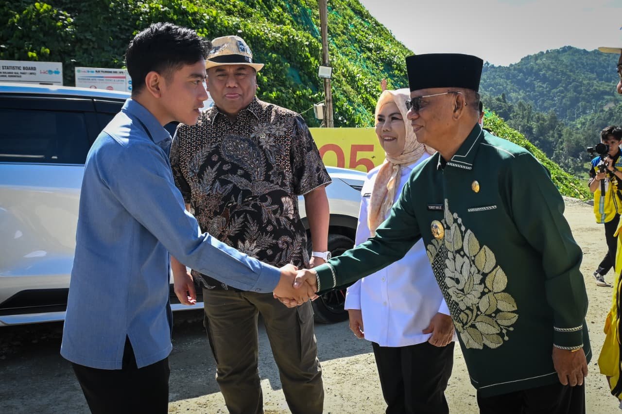 Wakil Presiden RI Gibran Rakabuming Raka berjabat tangan dengan Bupati Bone Bolango Ismet Mile saat meninjau proyek pembangunan Bendungan Bulango Ulu di Kabupaten Bone Bolango, Gorontalo, Jumat (19/6/2026)/Hibata.id