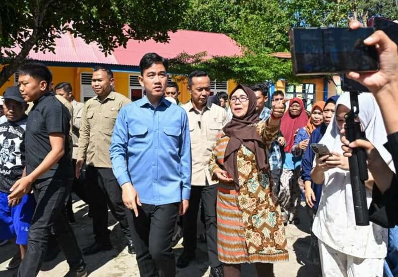 Wapres Gibran Rakabuming Raka meninjau SDN 07 Bulango Utara di Bone Bolango yang pernah terbakar pada 2022. Kunjungan dilakukan untuk memastikan pemulihan fasilitas pendidikan berjalan optimal/Hibata.id
