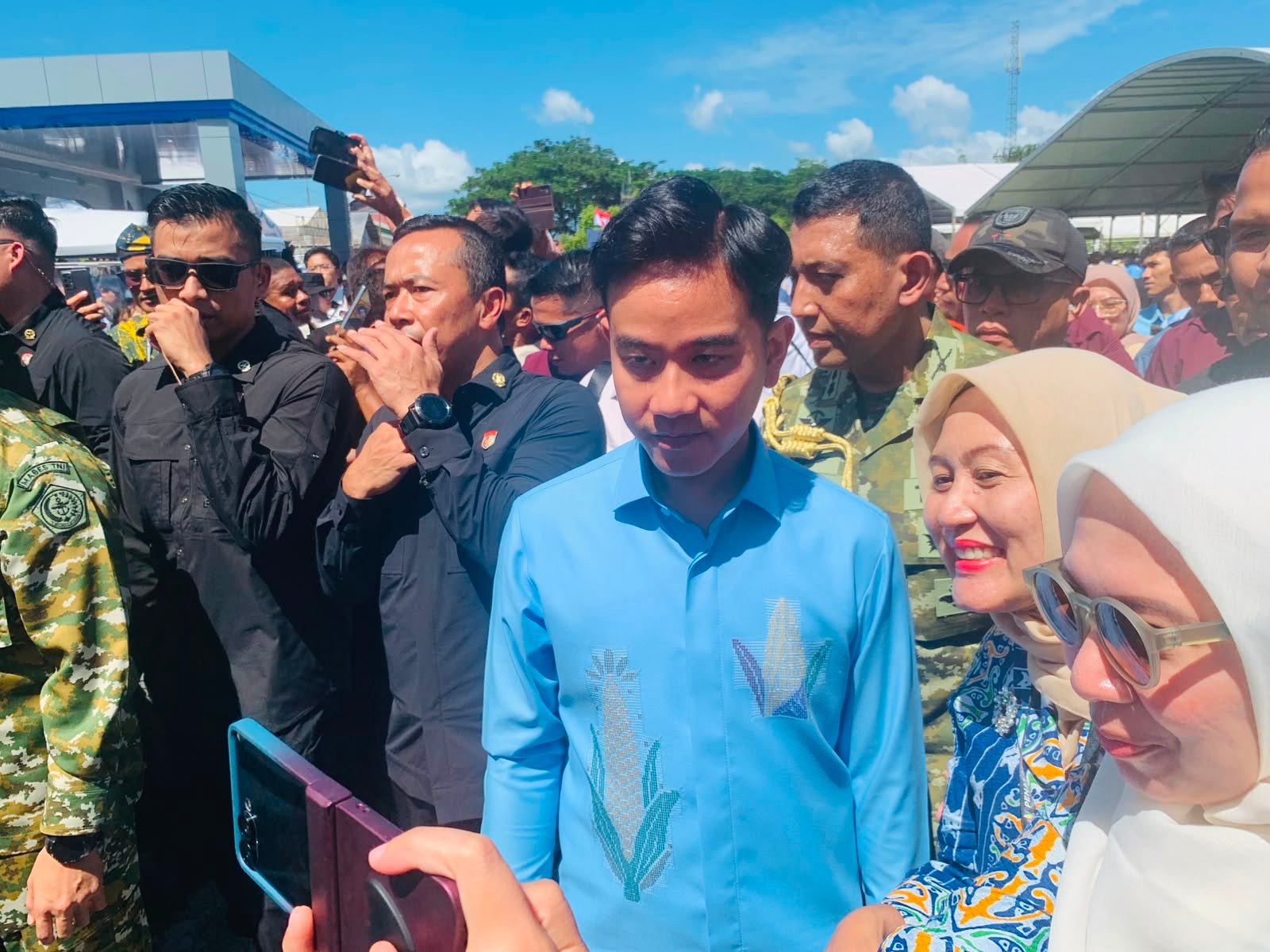 Wakil Presiden Republik Indonesia Gibran Rakabuming Raka tampil mengenakan kemeja Karawo khas Gorontalo Saat Pembukaan PENAS XVII/Hibata.id