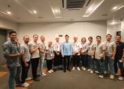 Manajemen dan karyawan FOX Hotel Gorontalo berfoto bersama Wakil Presiden Republik Indonesia, Gibran Rakabuming Raka, usai rangkaian kunjungan kerja di Provinsi Gorontalo. Momen tersebut menjadi bagian dari apresiasi atas dukungan dan pelayanan yang diberikan FOX Hotel Gorontalo selama agenda kenegaraan berlangsung/Hibata.id