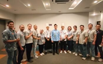 Manajemen dan karyawan FOX Hotel Gorontalo berfoto bersama Wakil Presiden Republik Indonesia, Gibran Rakabuming Raka, usai rangkaian kunjungan kerja di Provinsi Gorontalo. Momen tersebut menjadi bagian dari apresiasi atas dukungan dan pelayanan yang diberikan FOX Hotel Gorontalo selama agenda kenegaraan berlangsung/Hibata.id