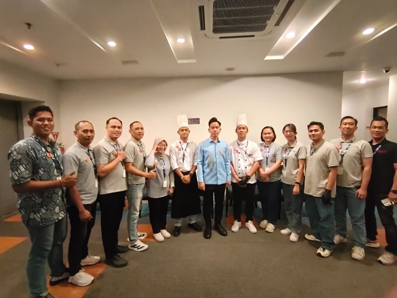 Manajemen dan karyawan FOX Hotel Gorontalo berfoto bersama Wakil Presiden Republik Indonesia, Gibran Rakabuming Raka, usai rangkaian kunjungan kerja di Provinsi Gorontalo. Momen tersebut menjadi bagian dari apresiasi atas dukungan dan pelayanan yang diberikan FOX Hotel Gorontalo selama agenda kenegaraan berlangsung/Hibata.id