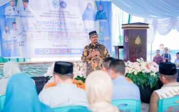 Bupati Buton Tengah Azhari menghadiri sunatan massal dan pemeriksaan kesehatan gratis di Desa Wadiabero, Kecamatan Gu/Hibata.id