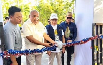 Bupati Gorontalo Sofyan Puhi (tengah) didampingi Wakil Bupati Tonny S. Junus dan Sekretaris Daerah Sugondo Makmur membuka Pasar Rakyat PENAS XVII Tahun 2026/Hibata.id