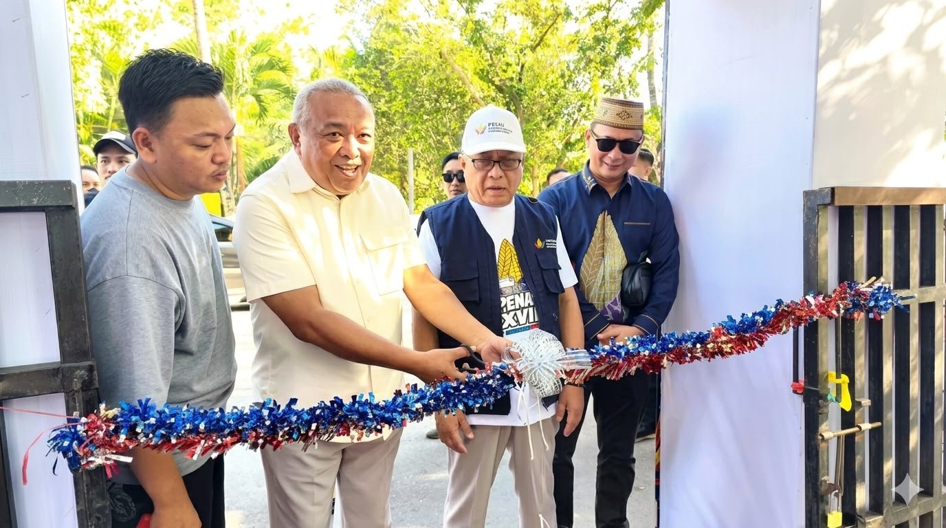 Bupati Gorontalo Sofyan Puhi (tengah) didampingi Wakil Bupati Tonny S. Junus dan Sekretaris Daerah Sugondo Makmur membuka Pasar Rakyat PENAS XVII Tahun 2026/Hibata.id