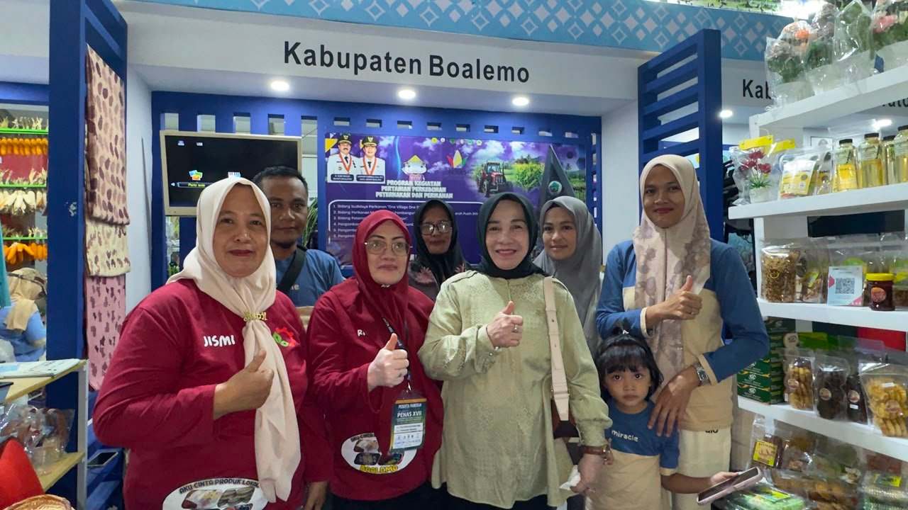 Ketua TP PKK Boalemo Hartati Moha Pagau meninjau Pameran Agribisnis Penas KTNA XVII di Gorontalo dan mendorong UMKM daerah meningkatkan kualitas produk serta memperluas akses pasar nasional/Hibata.id