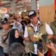 Direktur Utama Perum Bulog, Letjen TNI (Purn) Ahmad Rizal Ramdhani saat melakukan inspeksi mendadak (sidak) harga dan ketersediaan beras serta Minyakita di Pasar Sentral Kota Gorontalo, Senin (22/6/2026). Kunjungan tersebut dilakukan untuk memastikan stabilitas harga dan pasokan pangan bagi masyarakat. (Foto: Hibata.id)