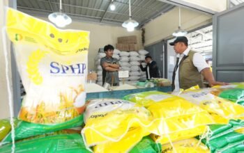 Direktur Utama Perum Bulog, Letjen TNI (Purn) Ahmad Rizal Ramdhani saat melakukan inspeksi mendadak (sidak) harga dan ketersediaan beras serta Minyakita di Pasar Sentral Kota Gorontalo, Senin (22/6/2026). Kunjungan tersebut dilakukan untuk memastikan stabilitas harga dan pasokan pangan bagi masyarakat. (Foto: Hibata.id)